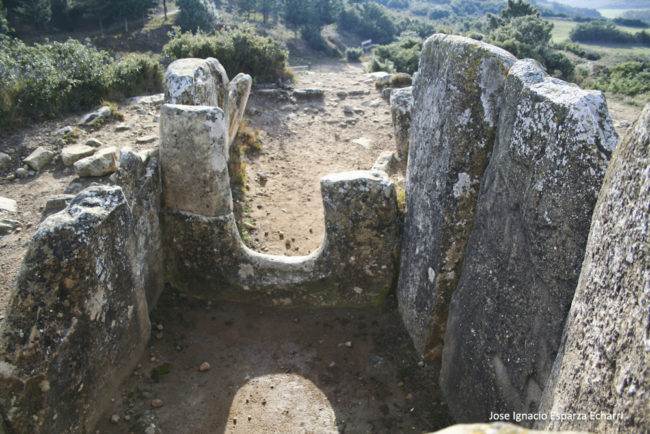 el-dolmen-de-artajona-6
