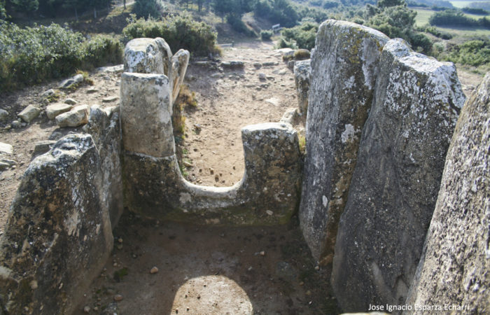 el-dolmen-de-artajona-6